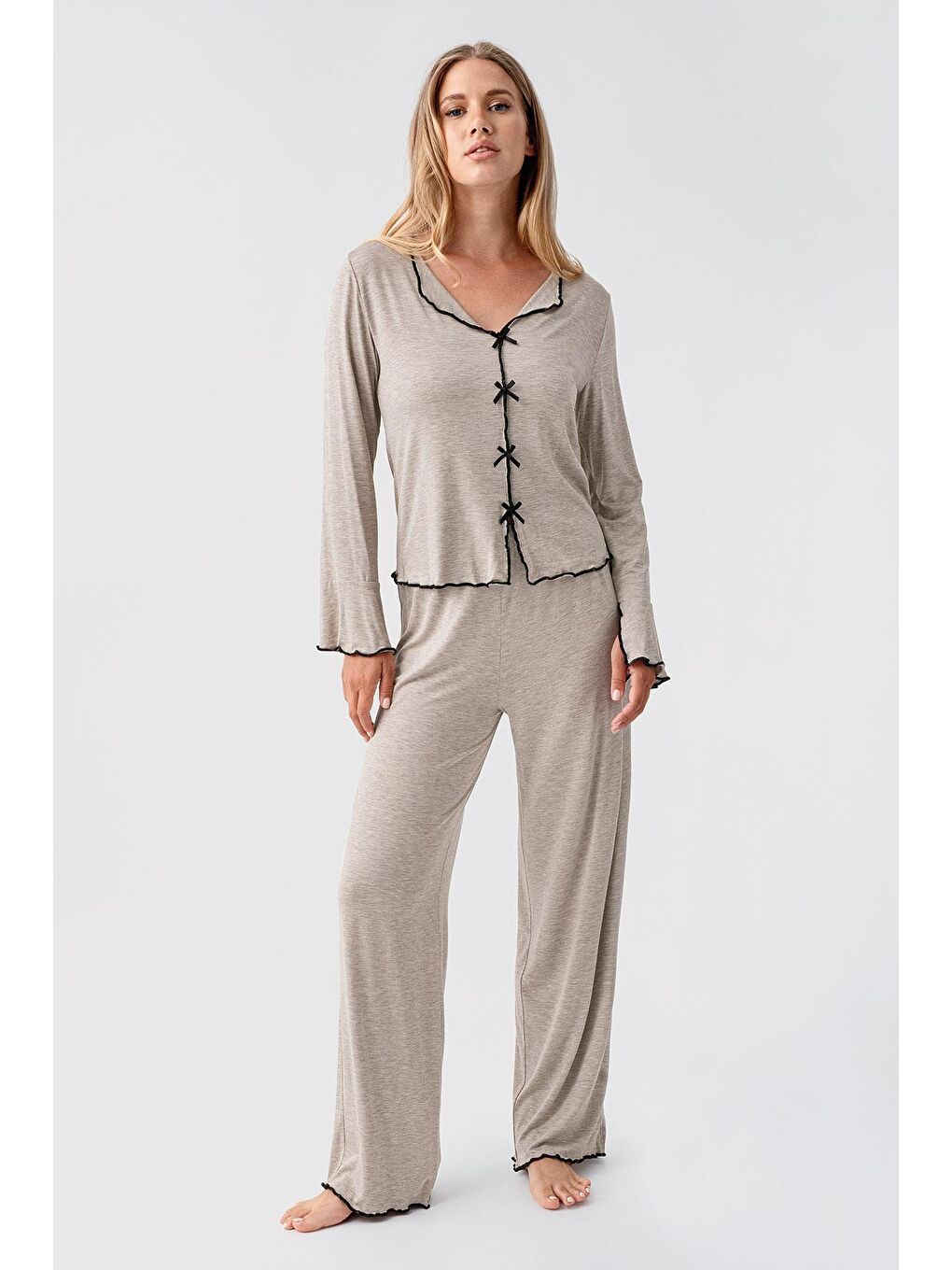 Bej Uzun Kollu Kurdele Fiyonk Detaylı Esnek Viskoz Pijama Takım 18208