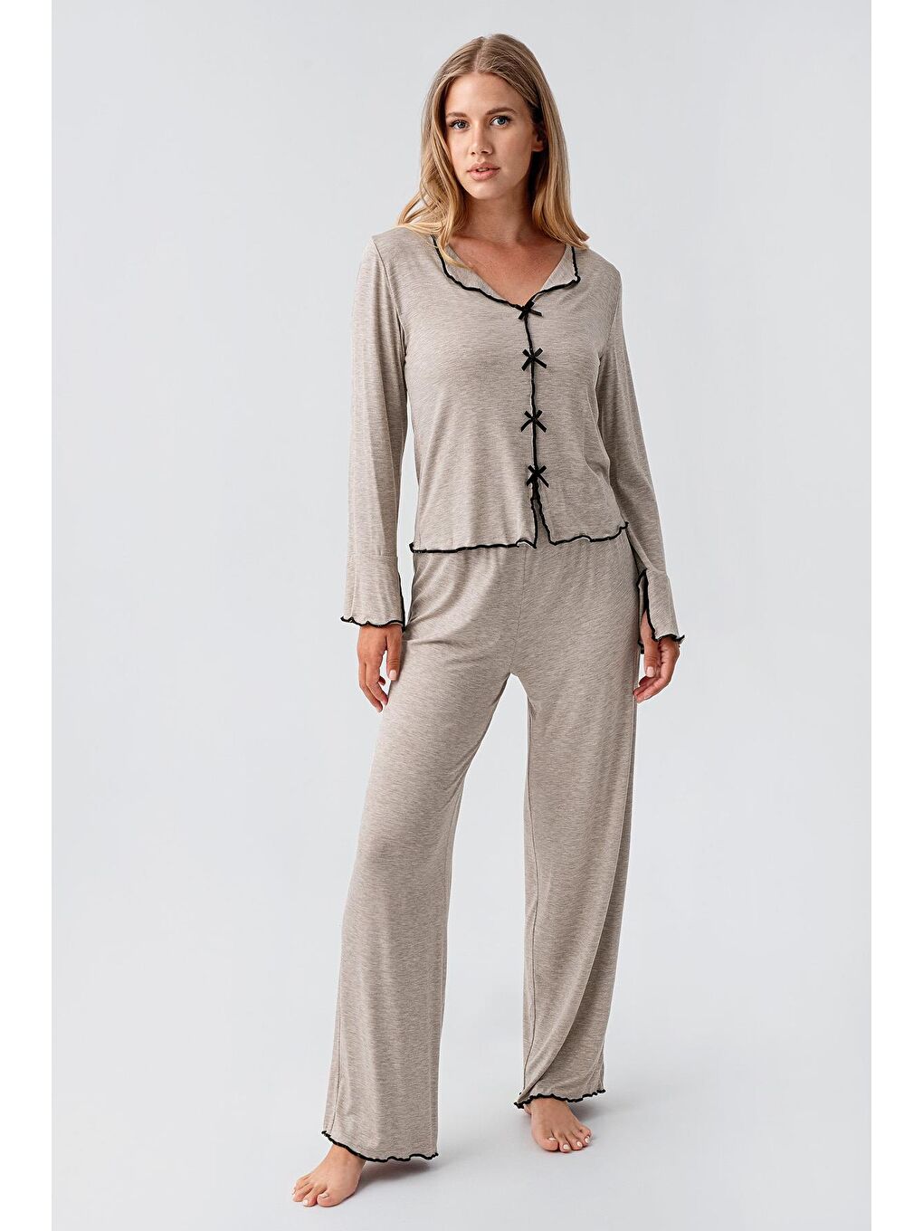Bej Uzun Kollu Kurdele Fiyonk Detaylı Esnek Viskoz Pijama Takım 18208-1