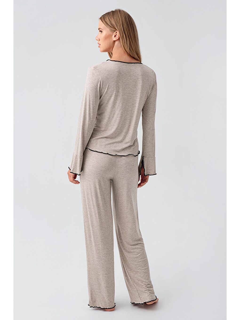 Bej Uzun Kollu Kurdele Fiyonk Detaylı Esnek Viskoz Pijama Takım 18208-2