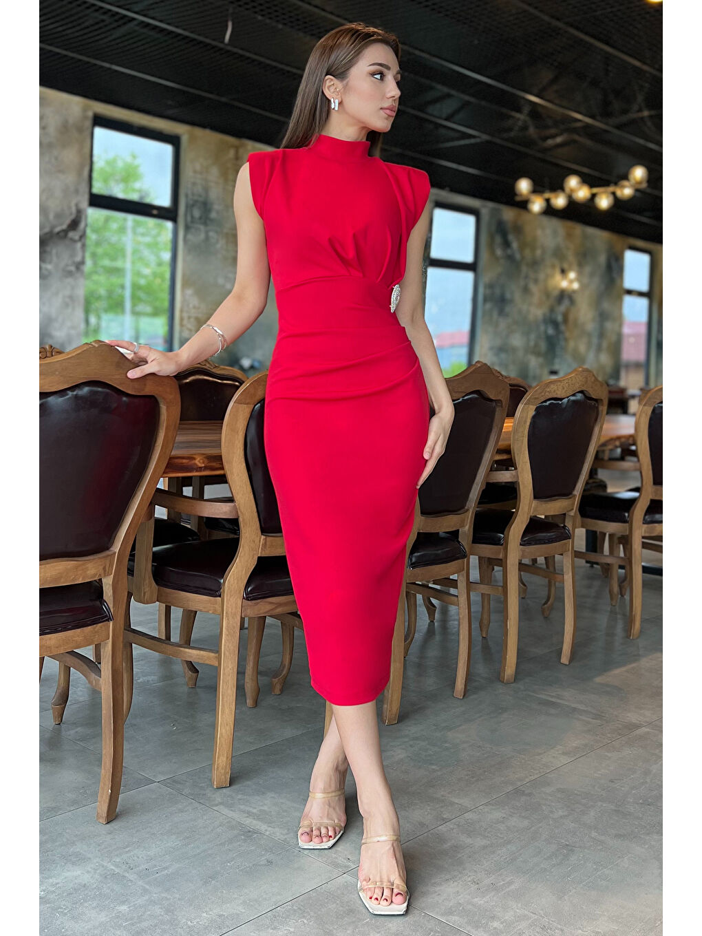 Kırmızı Broş Detaylı Dik Yaka Vatkalı Elbise