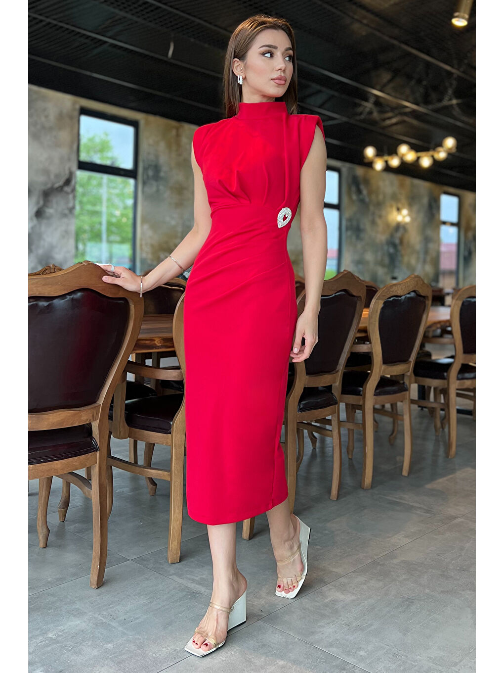 Kırmızı Broş Detaylı Dik Yaka Vatkalı Elbise-1