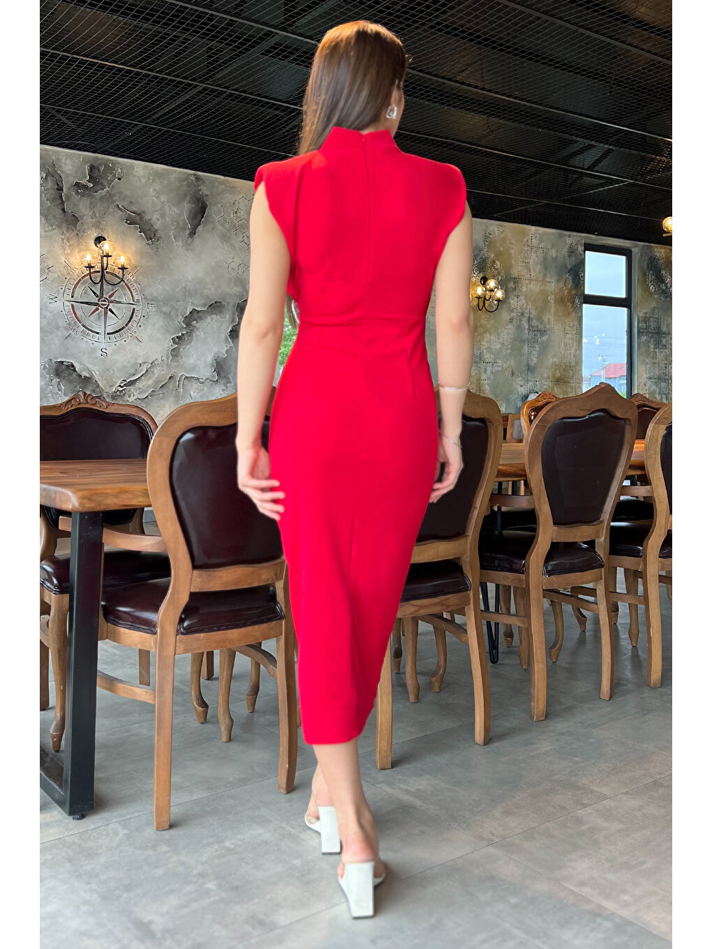 Kırmızı Broş Detaylı Dik Yaka Vatkalı Elbise-3