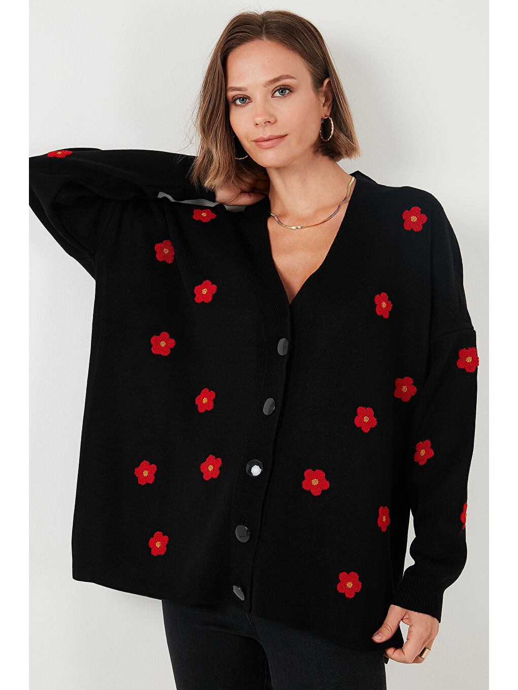 Siyah Oversize Fit Çiçekli Düğmeli V Yaka Soft Akrilik Kadın Hırka 4616192-1