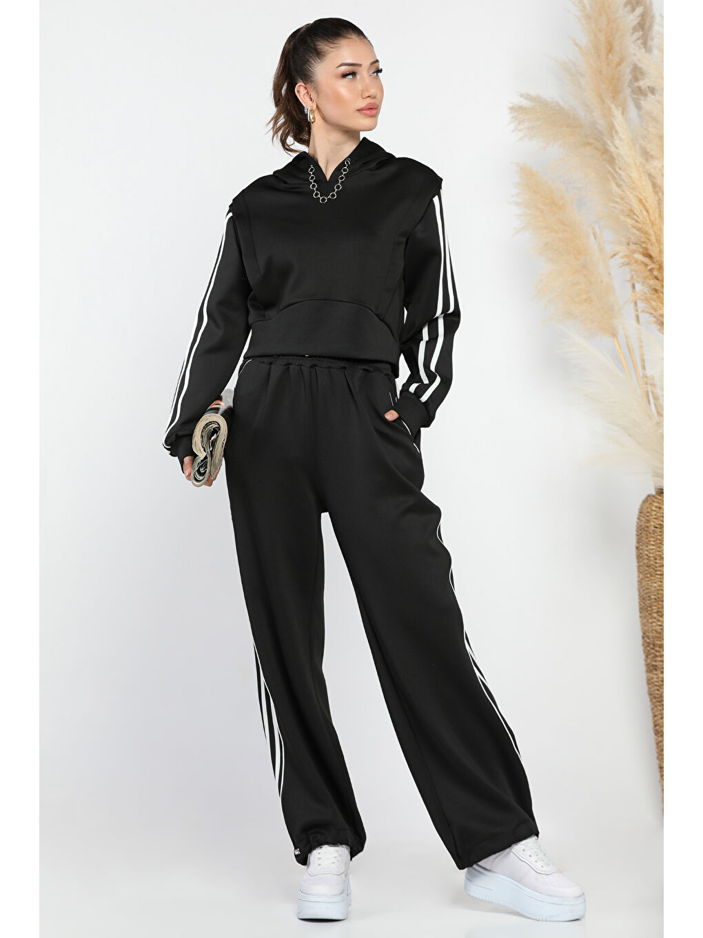 Siyah Kadın Kapüşonlu Şeritli Zincir Detaylı Eşofman Takımı-1