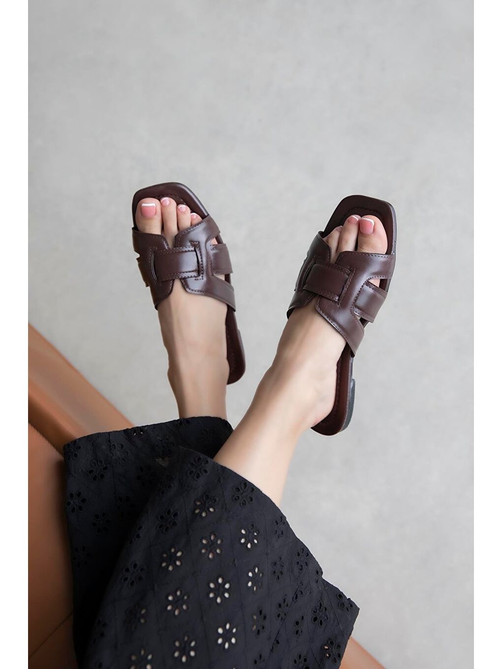 Kahverengi Huxx Kadın Tek Bant Günlük Parlak Deri Terlik Kahve