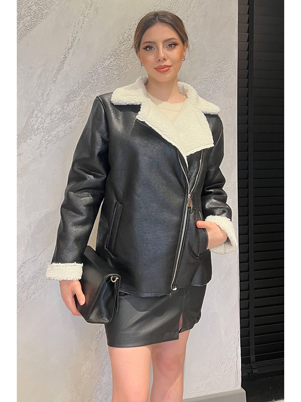 Siyah Kadın İçi Pelüş Nubuk Mont