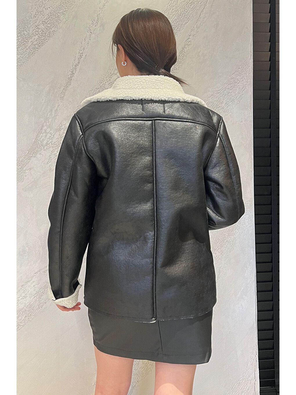 Siyah Kadın İçi Pelüş Nubuk Mont-3