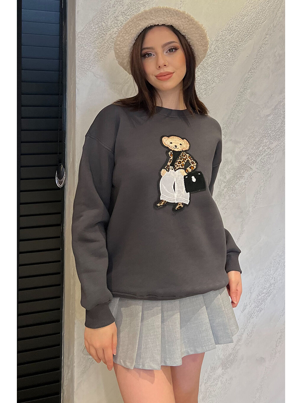 Gri Kadın Bisiklet Yaka Aplikeli Sweatshirt (aplike Ayılar Farklı Gelebilir)