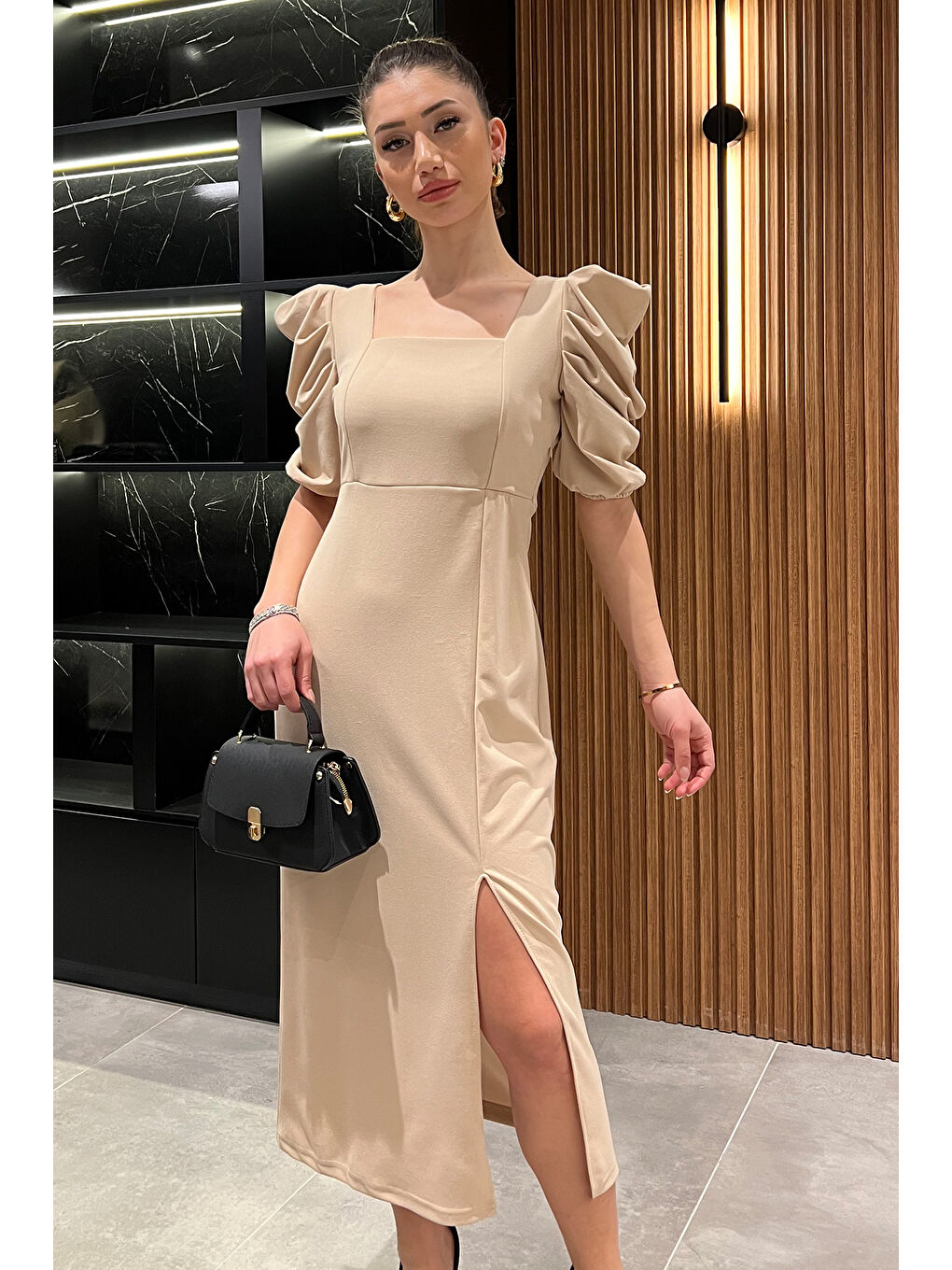 Bej Kadın Sırt Dekolteli Yırtmaçlı Kare Yaka Elbise-1