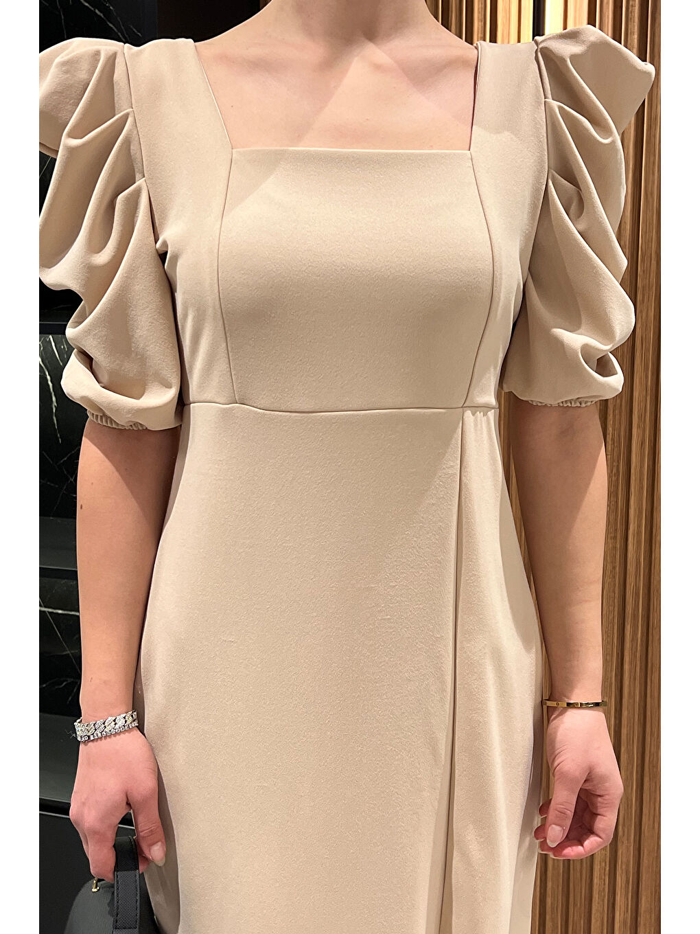 Bej Kadın Sırt Dekolteli Yırtmaçlı Kare Yaka Elbise-2