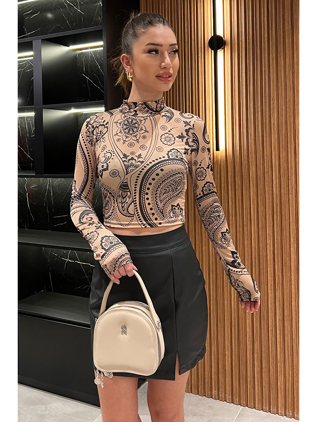 Bej Desenli Yarım Balıkçı Yaka Kadın Croptop Bluz-1