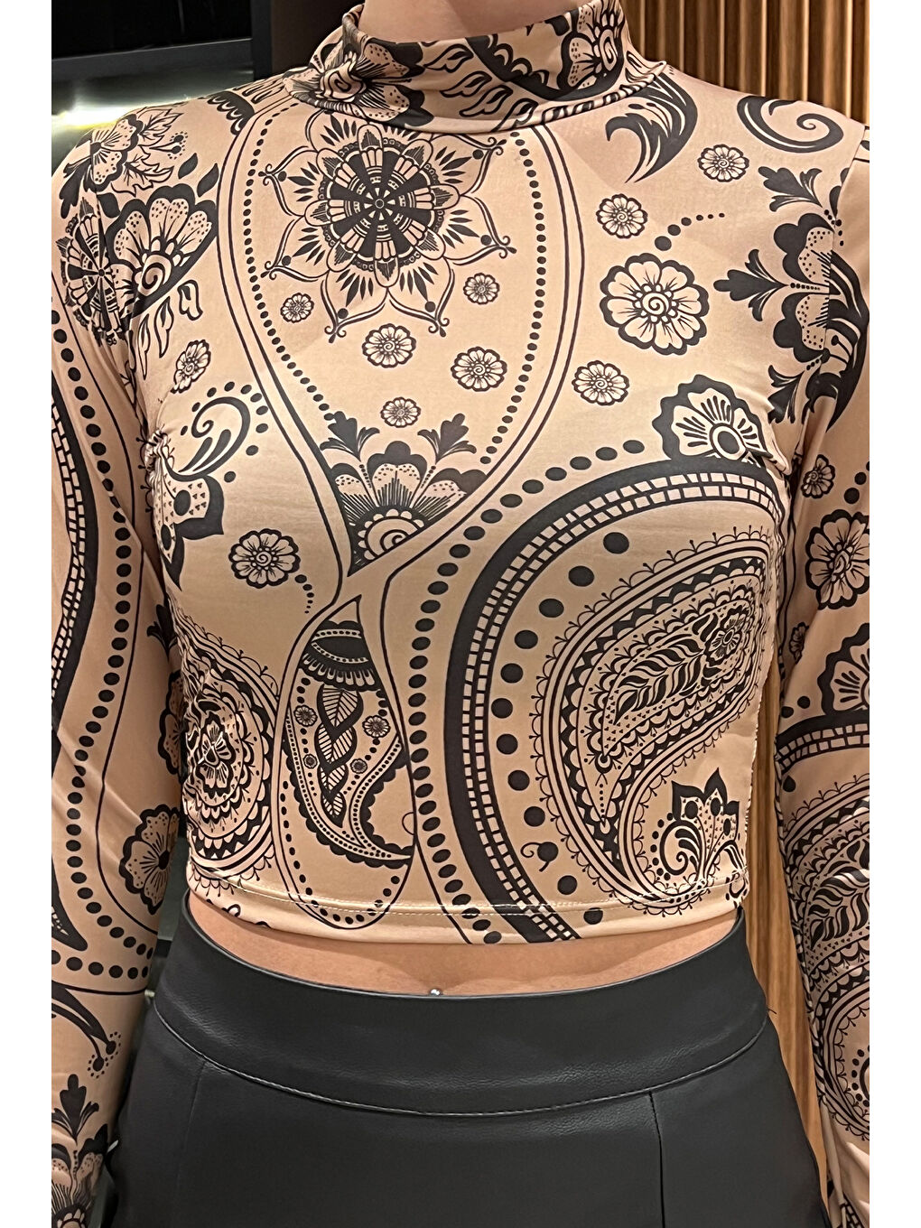 Bej Desenli Yarım Balıkçı Yaka Kadın Croptop Bluz-2