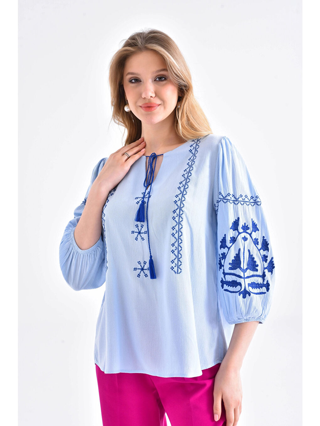 Mavi Kadın Nakış İşlemeli Bağcıklı Uzun Kol Dokuma Bluz-1