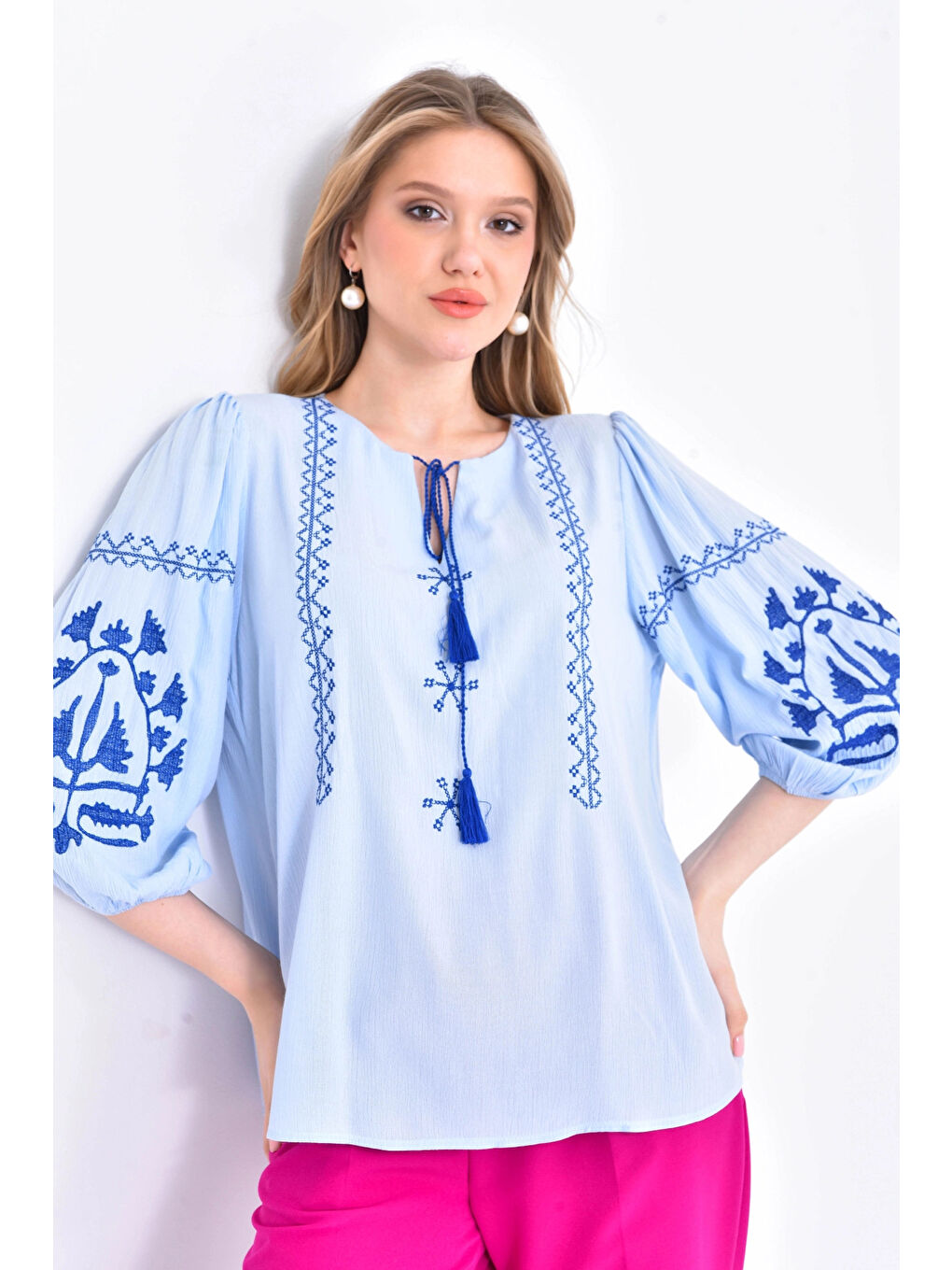 Mavi Kadın Nakış İşlemeli Bağcıklı Uzun Kol Dokuma Bluz-4