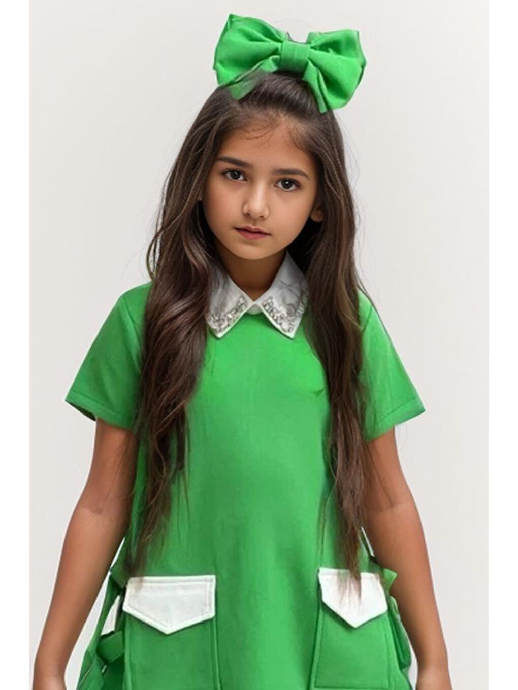 Kız Çocuk Yakası Taş İşlemeli Kısa Kollu Yanları Fiyonk Detaylı Önü Cepli Yeşil Elbise-1