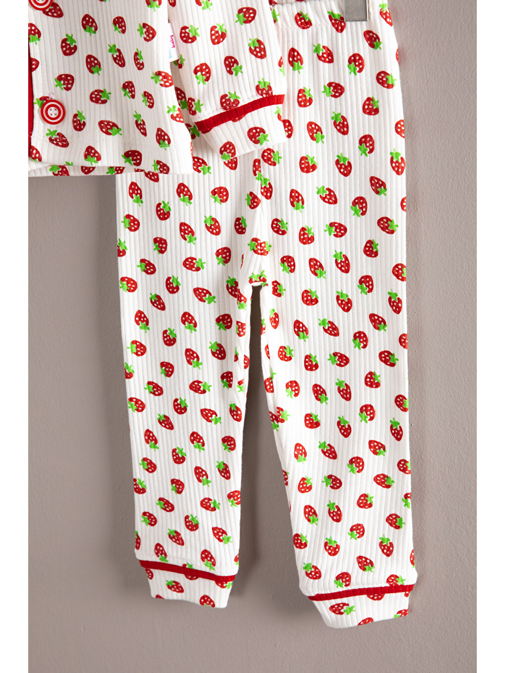 Beyaz Çilek Desenli Düğmeli Kız Bebek Pijama Takımı 19865-1