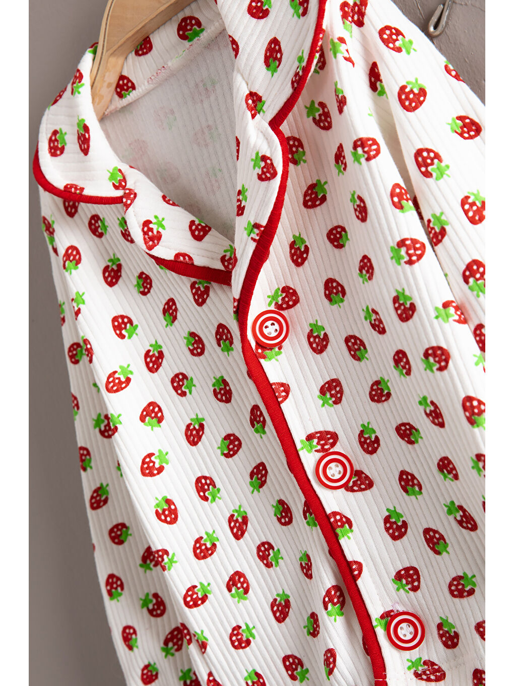 Beyaz Çilek Desenli Düğmeli Kız Bebek Pijama Takımı 19865-3