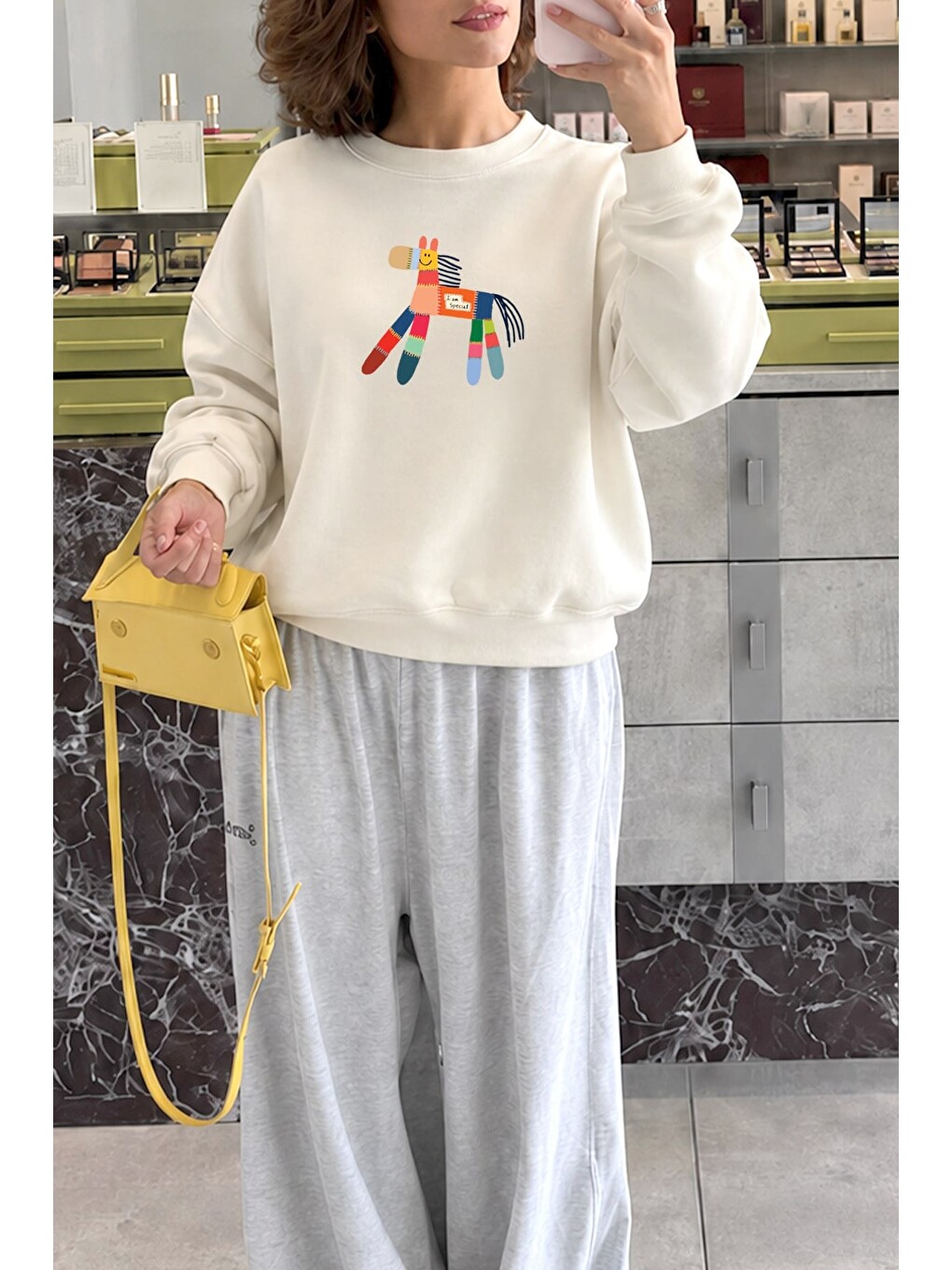 Ekru Kadın Premium Kumaş 3 İplik Şardonlu At Baskılı Sweatshirt