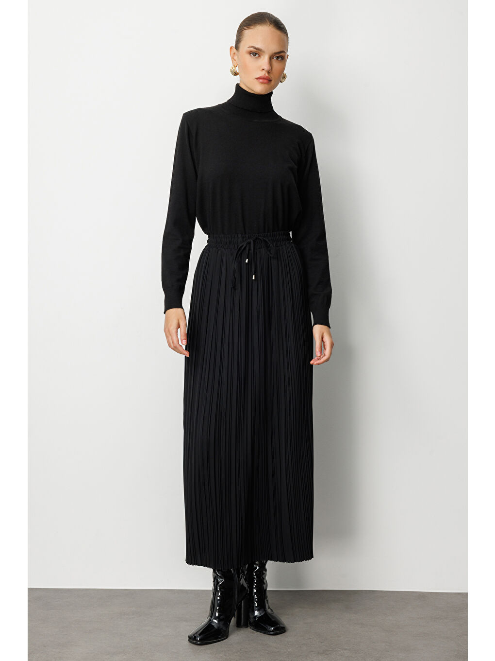 Beli İpli İnce Piliseli Siyah Maksi Etek