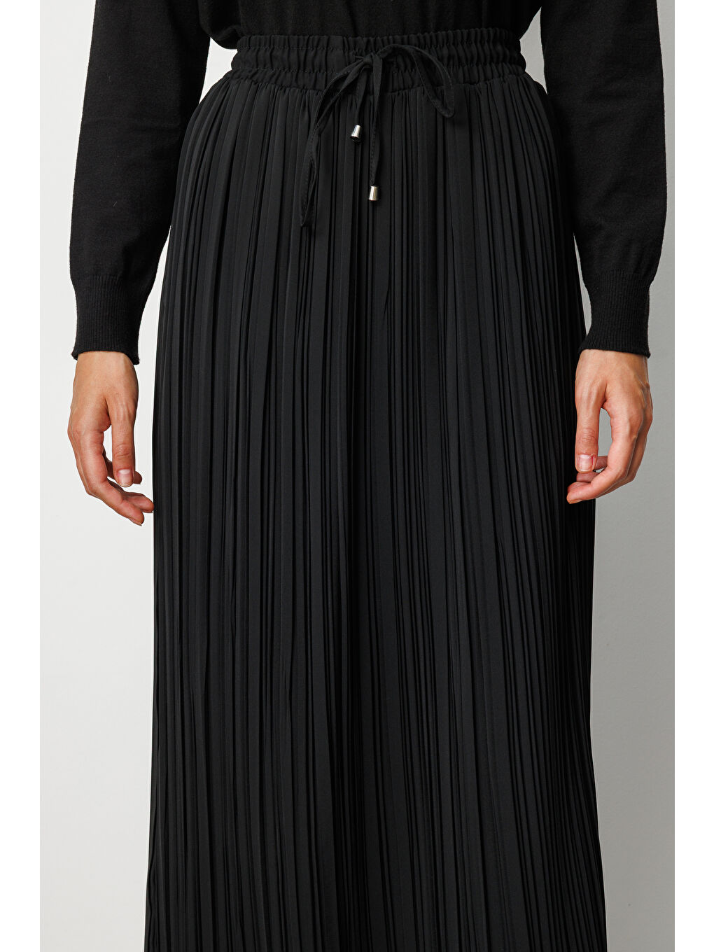 Beli İpli İnce Piliseli Siyah Maksi Etek-1