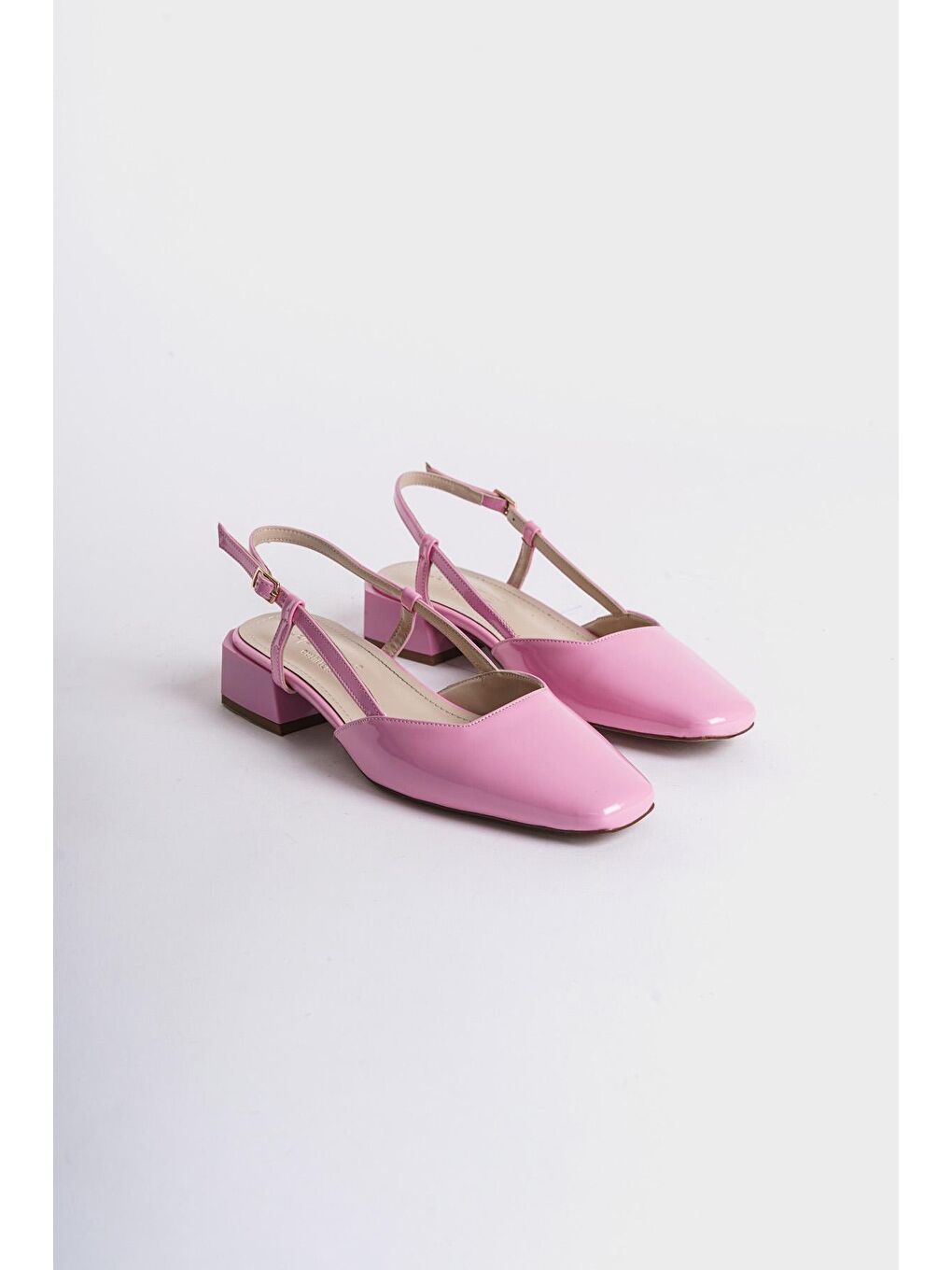 Pembe Arkası Açık Küt Burunlu Kalın Topuklu  Rugan Kadın Ayakkabı