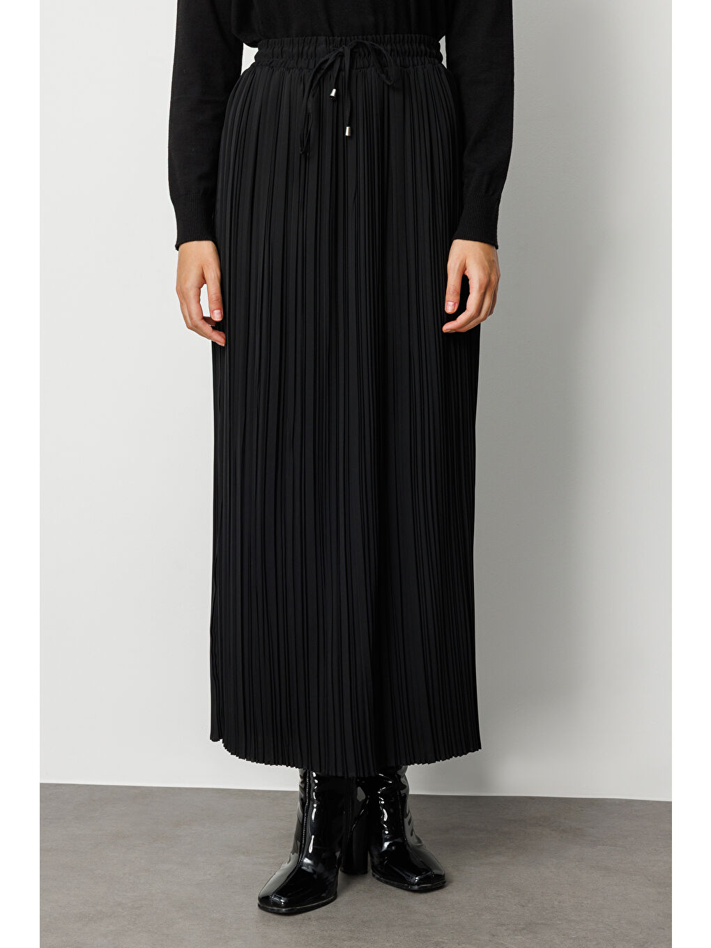 Beli İpli İnce Piliseli Siyah Maksi Etek-3