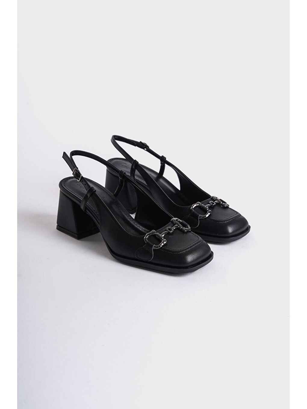 Siyah Arkası Açık Küt Burunlu Kalın Topuklu  Tokalı Kadın Ayakkabı