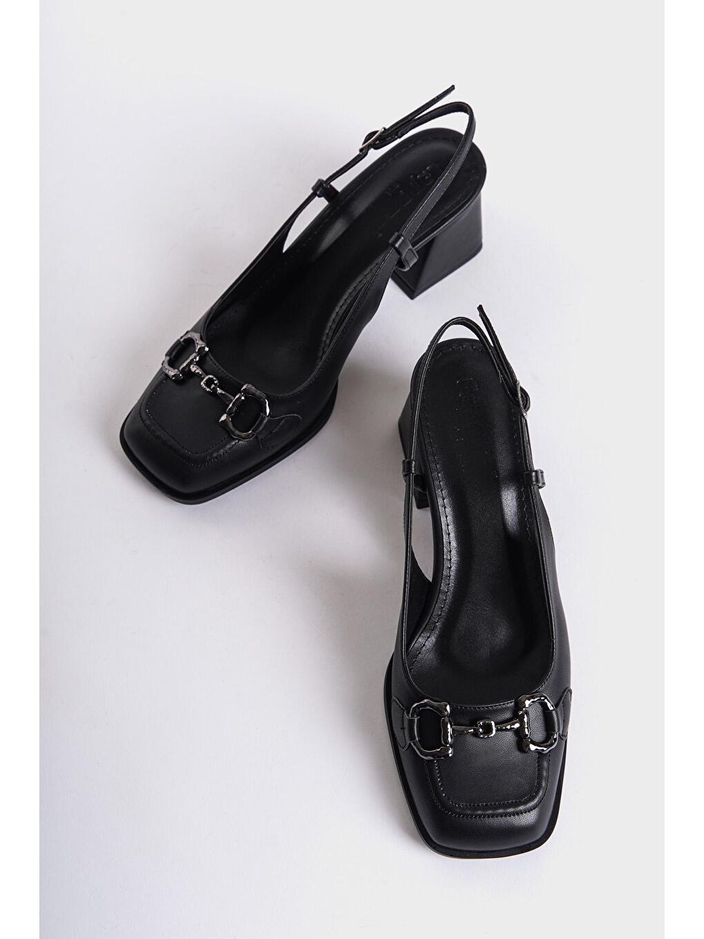 Siyah Arkası Açık Küt Burunlu Kalın Topuklu  Tokalı Kadın Ayakkabı-3