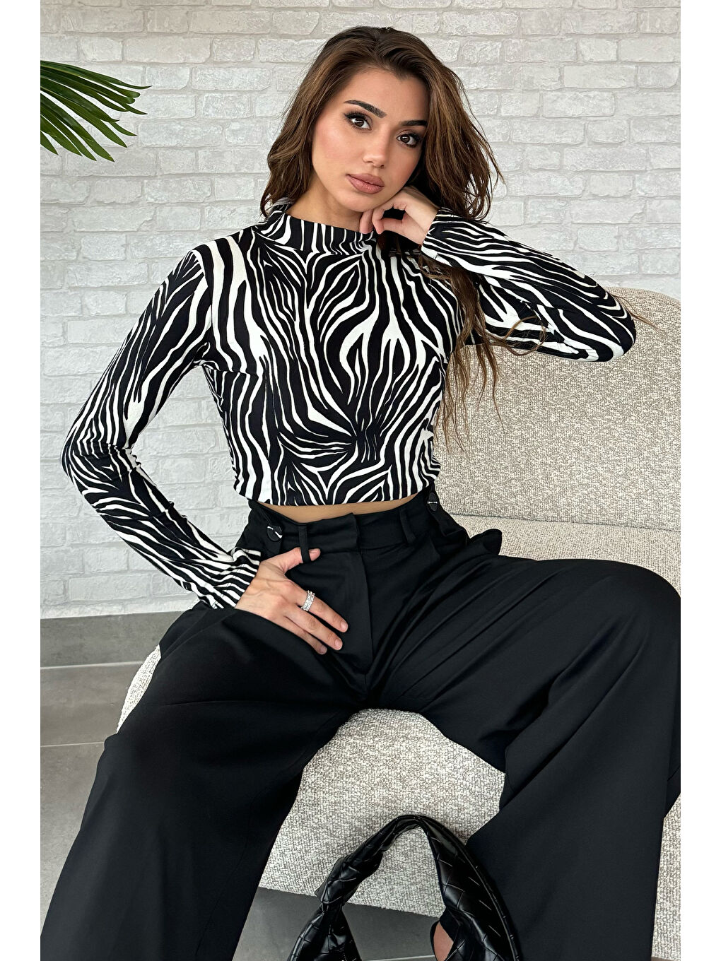 GÜLSELİ Siyah Yarım Balıkçı Yaka Zebra Desenli Crop Top Süet Body Bluz