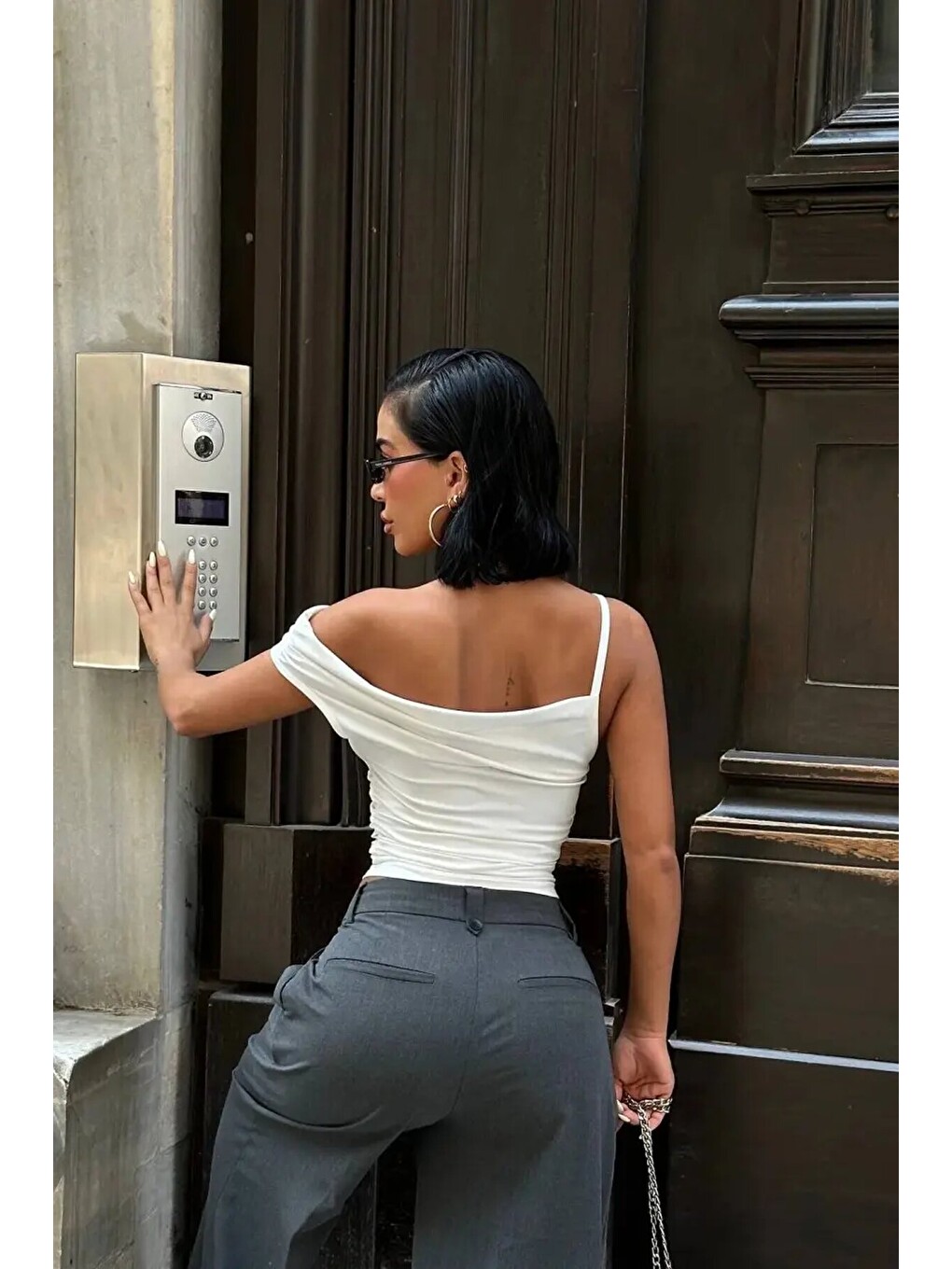 Beyaz Asimetrik Kesim Siyah Esnek Crop Bluz-1