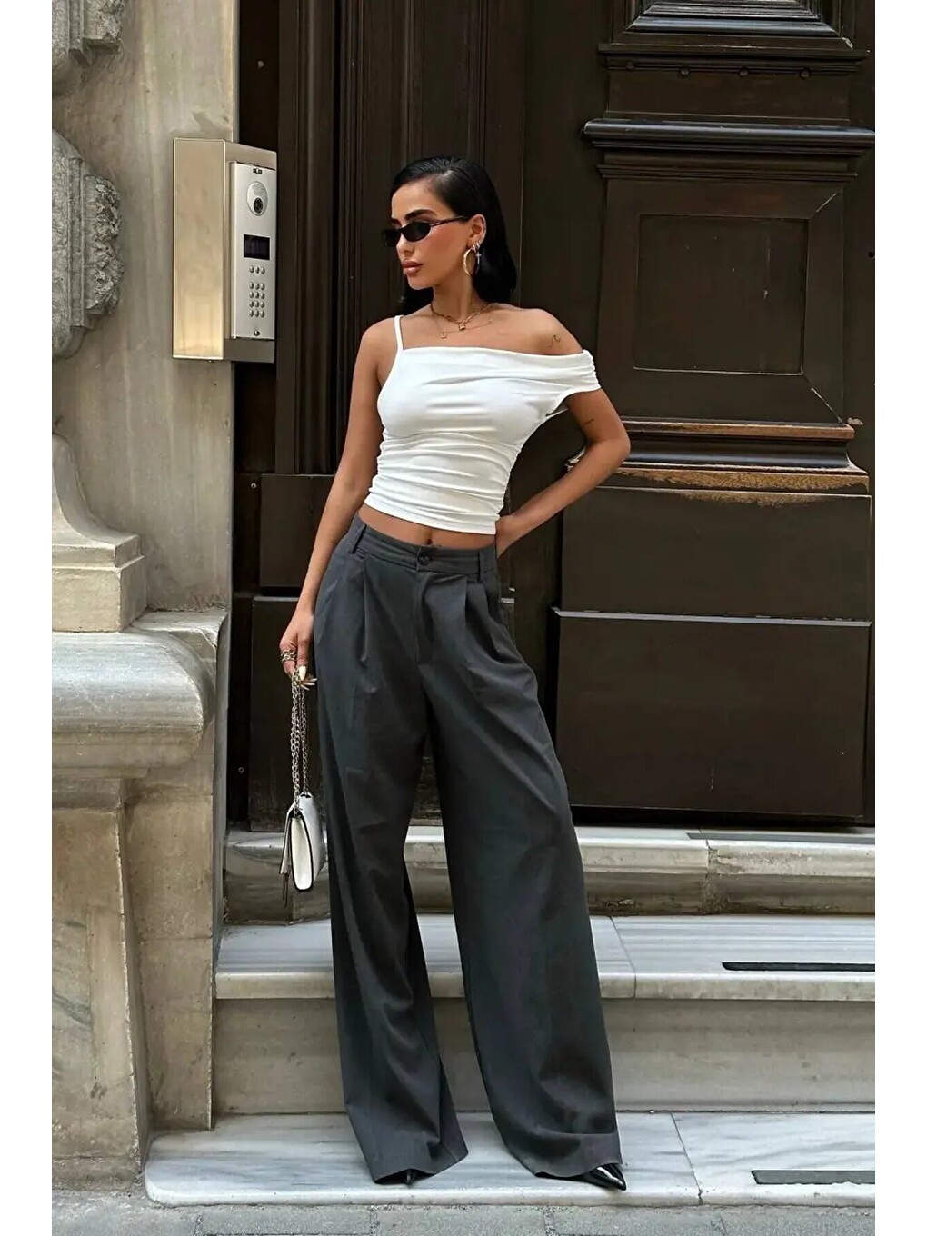 Beyaz Asimetrik Kesim Siyah Esnek Crop Bluz-3