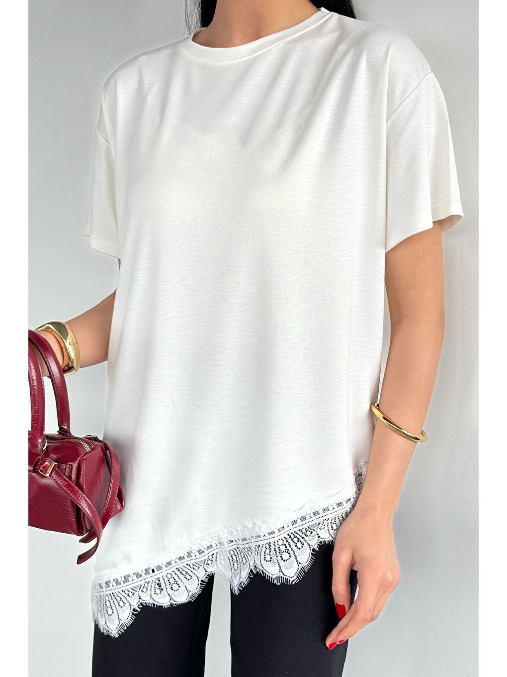 Ekru Kadın Dantelli Asimetrik Kesim Tişört-1