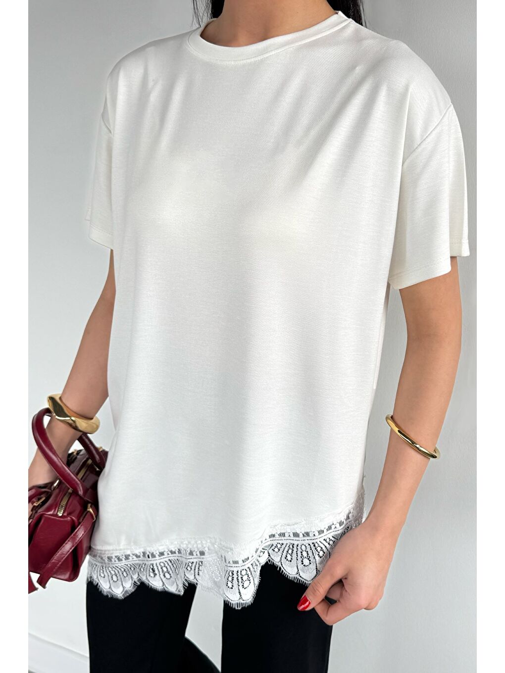 Ekru Kadın Dantelli Asimetrik Kesim Tişört-2