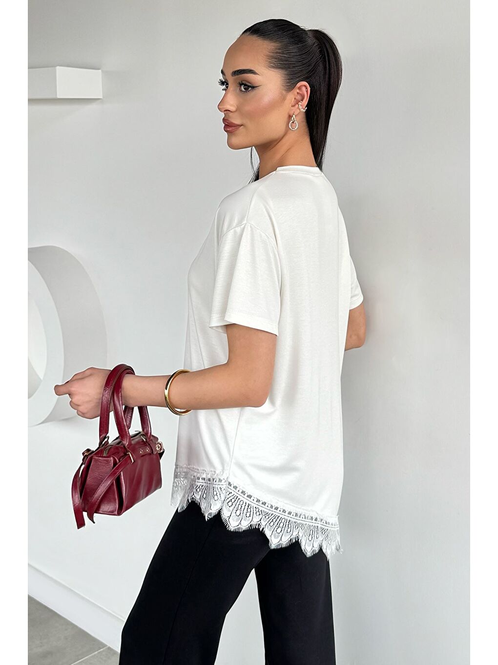 Ekru Kadın Dantelli Asimetrik Kesim Tişört-3