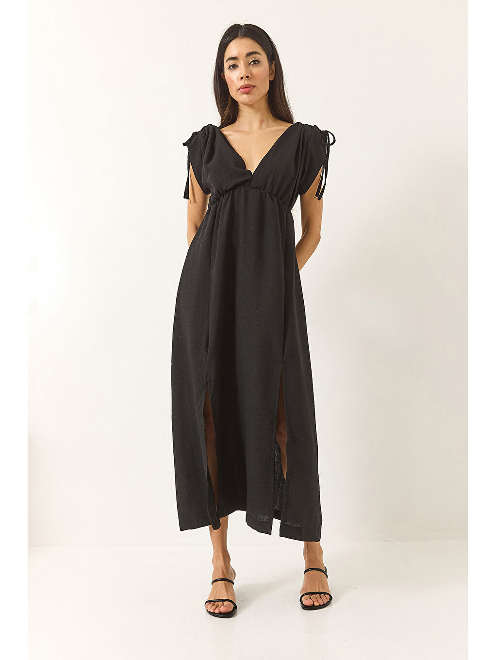 Siyah Kadın V Yaka Beli Lastikli Yırtmaçlı Bağlama Detaylı Keten Dokulu Elbise-1