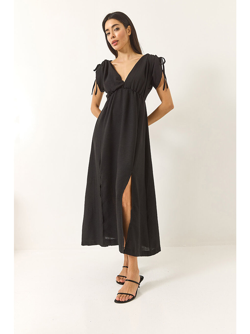 Siyah Kadın V Yaka Beli Lastikli Yırtmaçlı Bağlama Detaylı Keten Dokulu Elbise-3