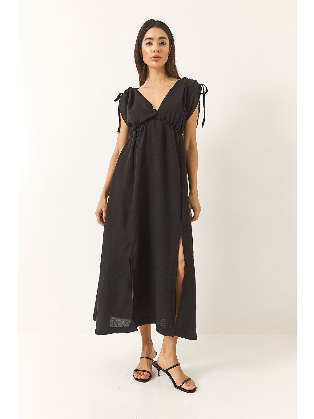 Siyah Kadın V Yaka Beli Lastikli Yırtmaçlı Bağlama Detaylı Keten Dokulu Elbise-4