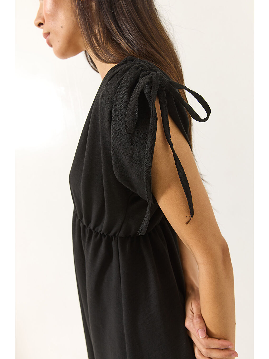 Siyah Kadın V Yaka Beli Lastikli Yırtmaçlı Bağlama Detaylı Keten Dokulu Elbise-5