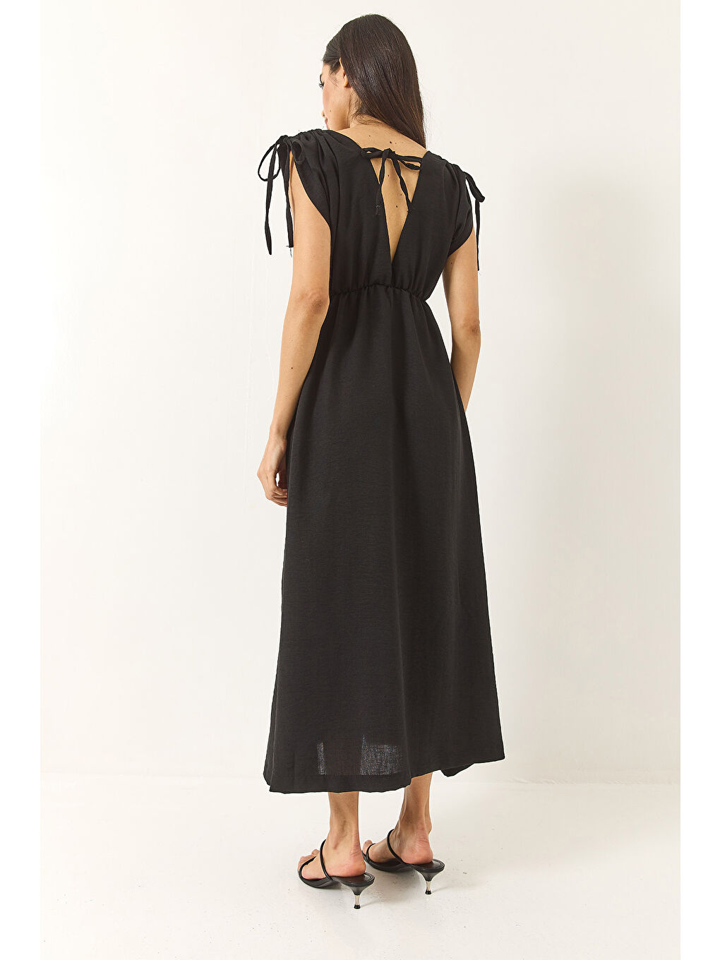 Siyah Kadın V Yaka Beli Lastikli Yırtmaçlı Bağlama Detaylı Keten Dokulu Elbise-6