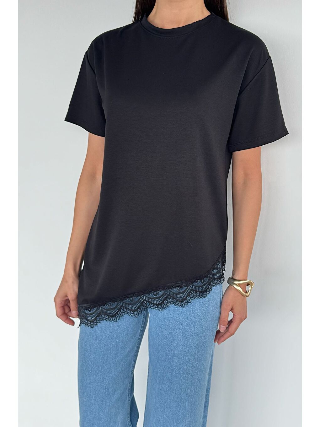 Siyah Kadın Dantelli Asimetrik Kesim Tişört-1
