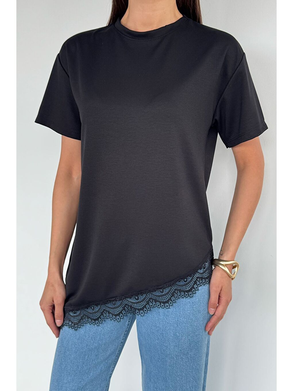 Siyah Kadın Dantelli Asimetrik Kesim Tişört-2