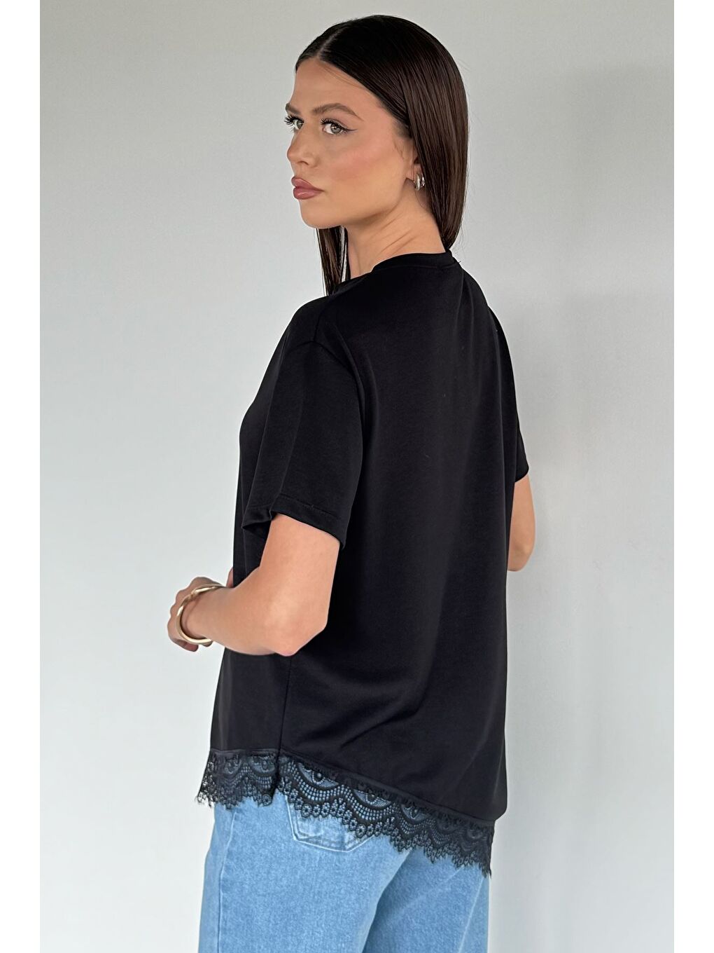 Siyah Kadın Dantelli Asimetrik Kesim Tişört-3
