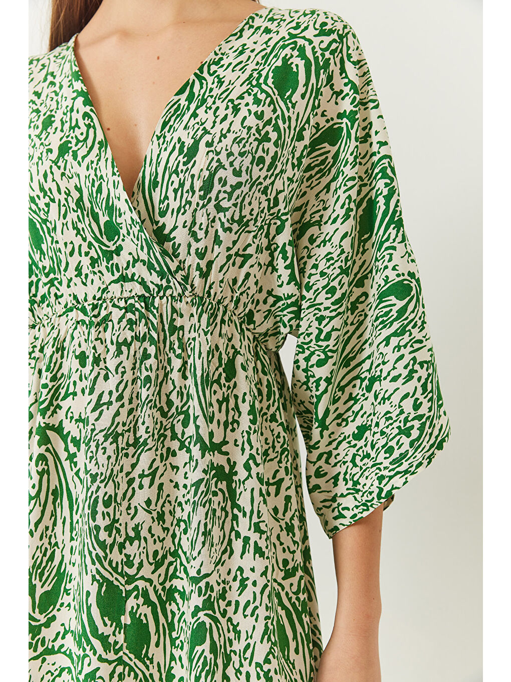 Mor Kadın Kruvaze V Yaka Önden Yırtmaç Detaylı Desenli Elbise-4