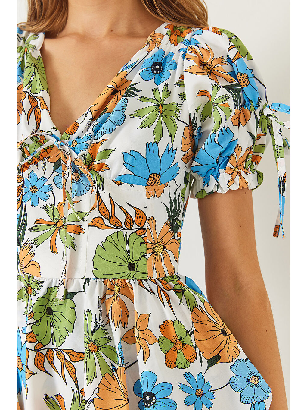 Mavi Kadın Emprime Vatkalı Çiçek Desenli Fiyonk Detaylı Mini Elbise-4