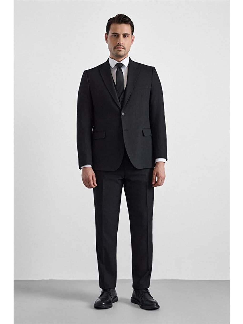 Siyah Regular Sivri Yaka 4 Drop Yelekli Takım Elbise