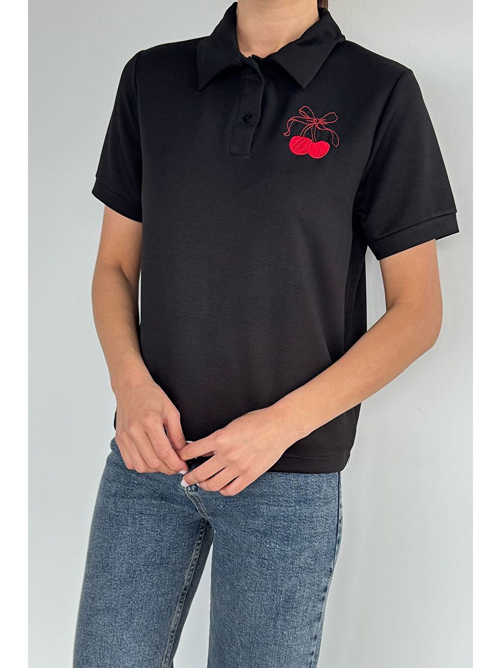 Siyah Kadın Polo Yaka Nakışlı Tişört-1