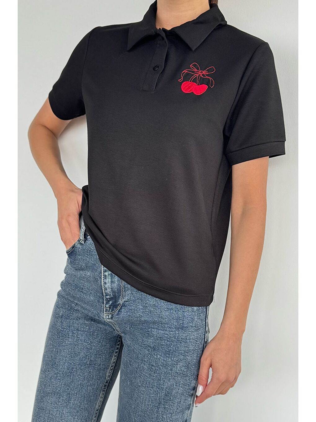Siyah Kadın Polo Yaka Nakışlı Tişört-2