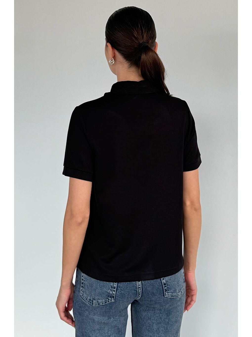 Siyah Kadın Polo Yaka Nakışlı Tişört-3