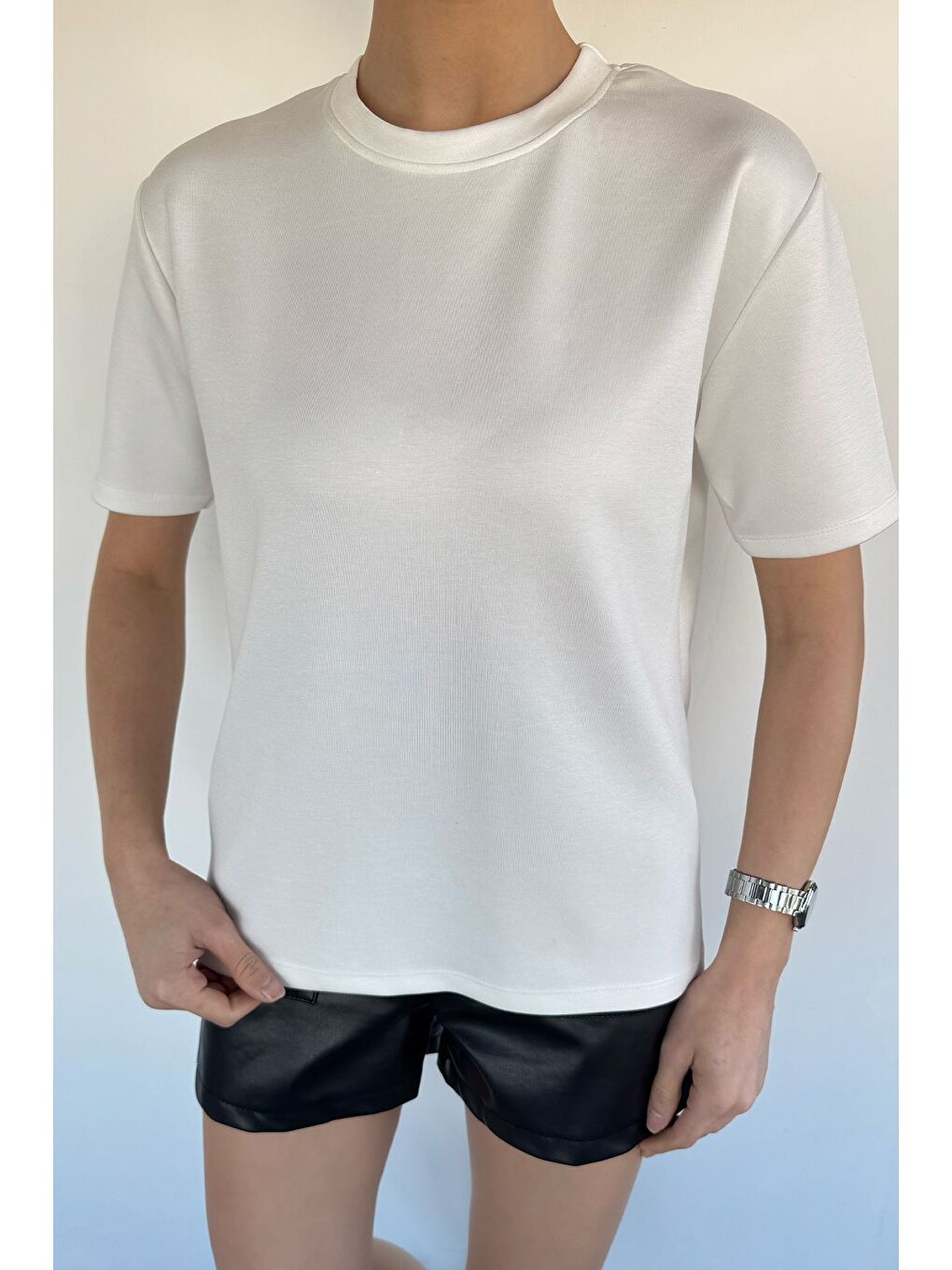 Beyaz Kadın Bisiklet Yaka Elastanlı Tişört-1