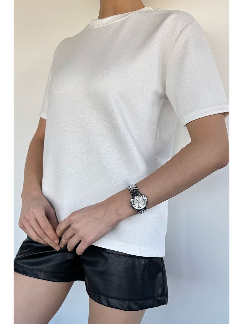 Beyaz Kadın Bisiklet Yaka Elastanlı Tişört-2